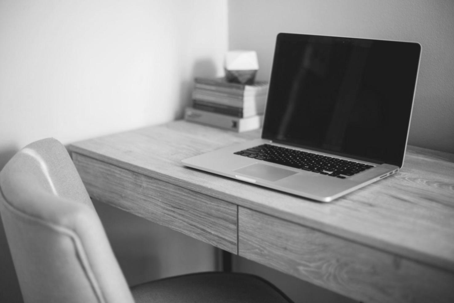 Analyse de données financières sur écran d'ordinateur